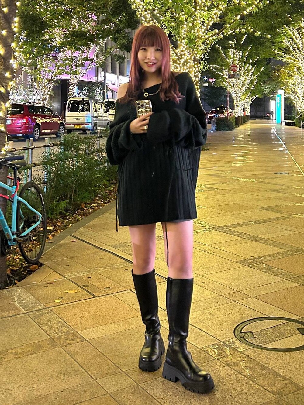 ブラック系のその他パンツ、ブラック系のブーツ、ブラック系のニット/セーターを着用したレディースの秋コーディネートの3枚目の写真