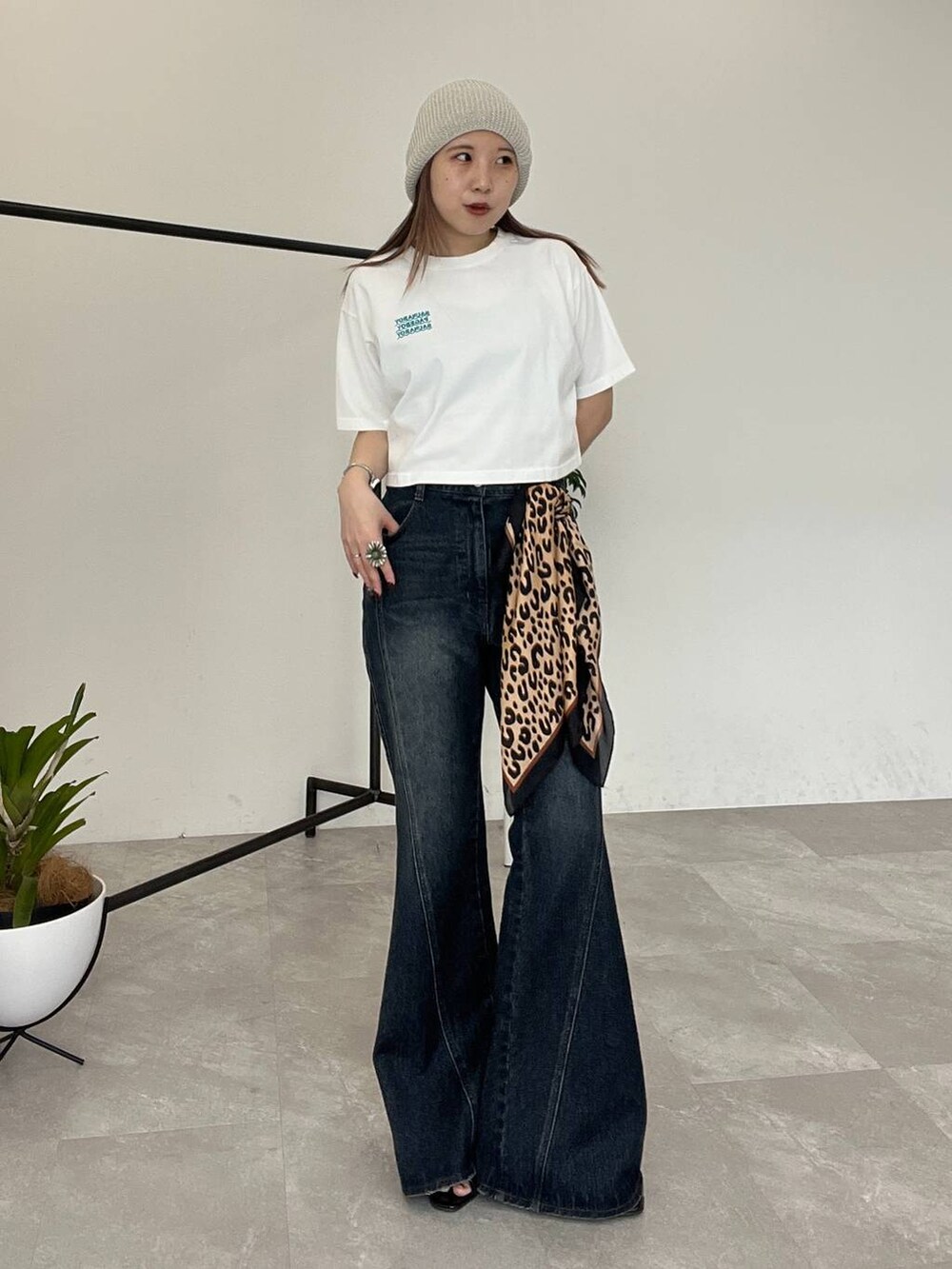 ホワイト系のTシャツ/カットソー、ベージュ系のニットキャップ/ビーニー、ブラウン系のバンダナ/スカーフを着用したレディースの春コーディネートの3枚目の写真