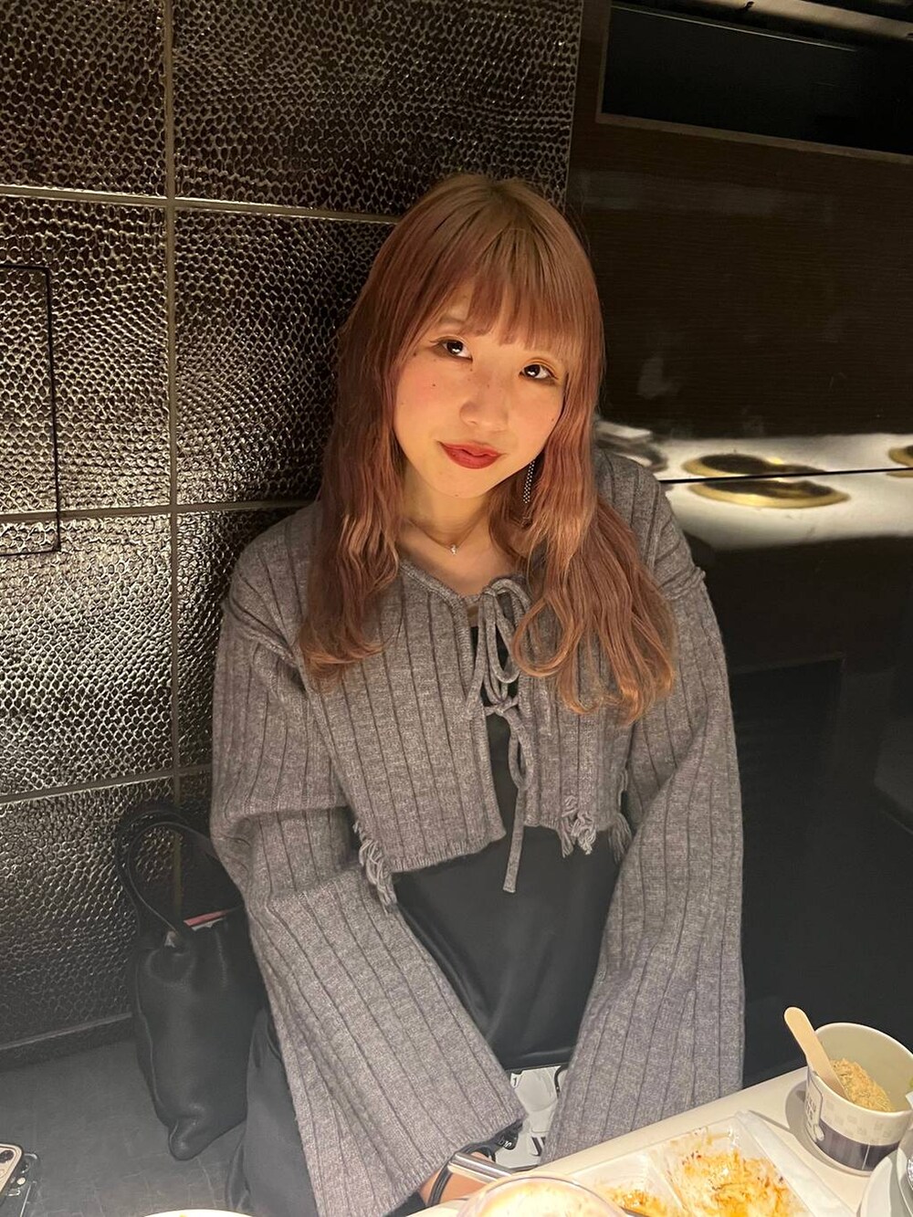 グレー系のワンピースを着用したレディースの冬コーディネートの2枚目の写真