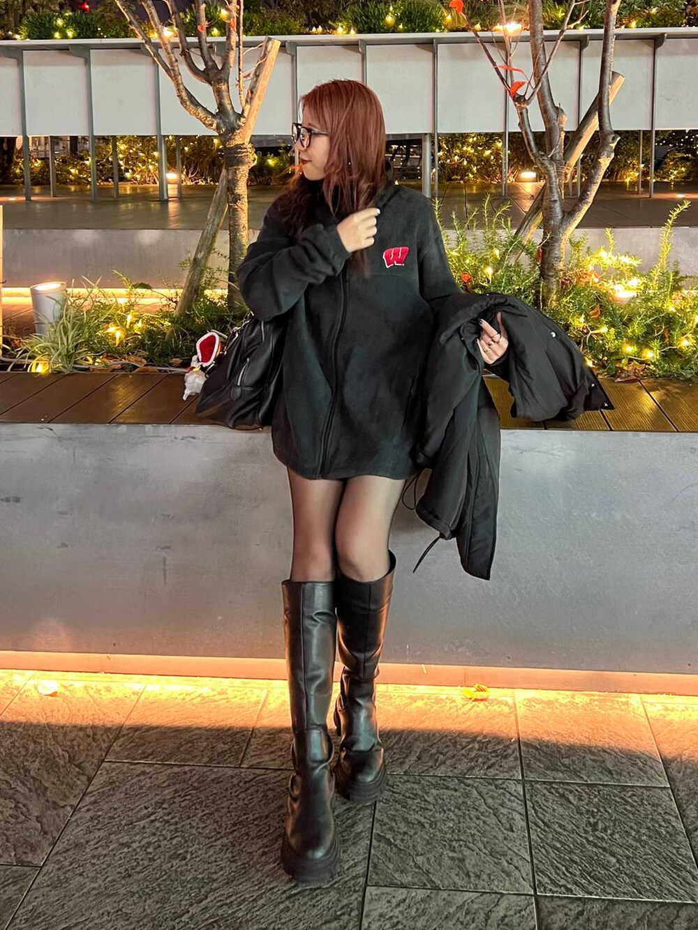 ブラック系のショルダーバッグを着用したレディースの秋コーディネートの2枚目の写真