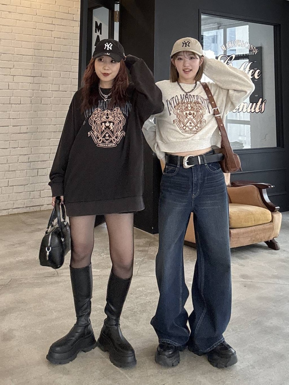 ブラック系のブーツ、グレー系のスウェット、ブラック系のボストンバッグを着用したレディースの冬コーディネートの3枚目の写真