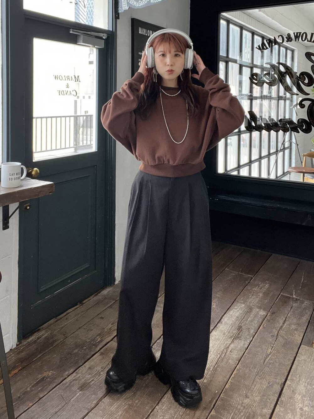 ブラック系のスニーカーを着用したレディースの秋コーディネートの2枚目の写真