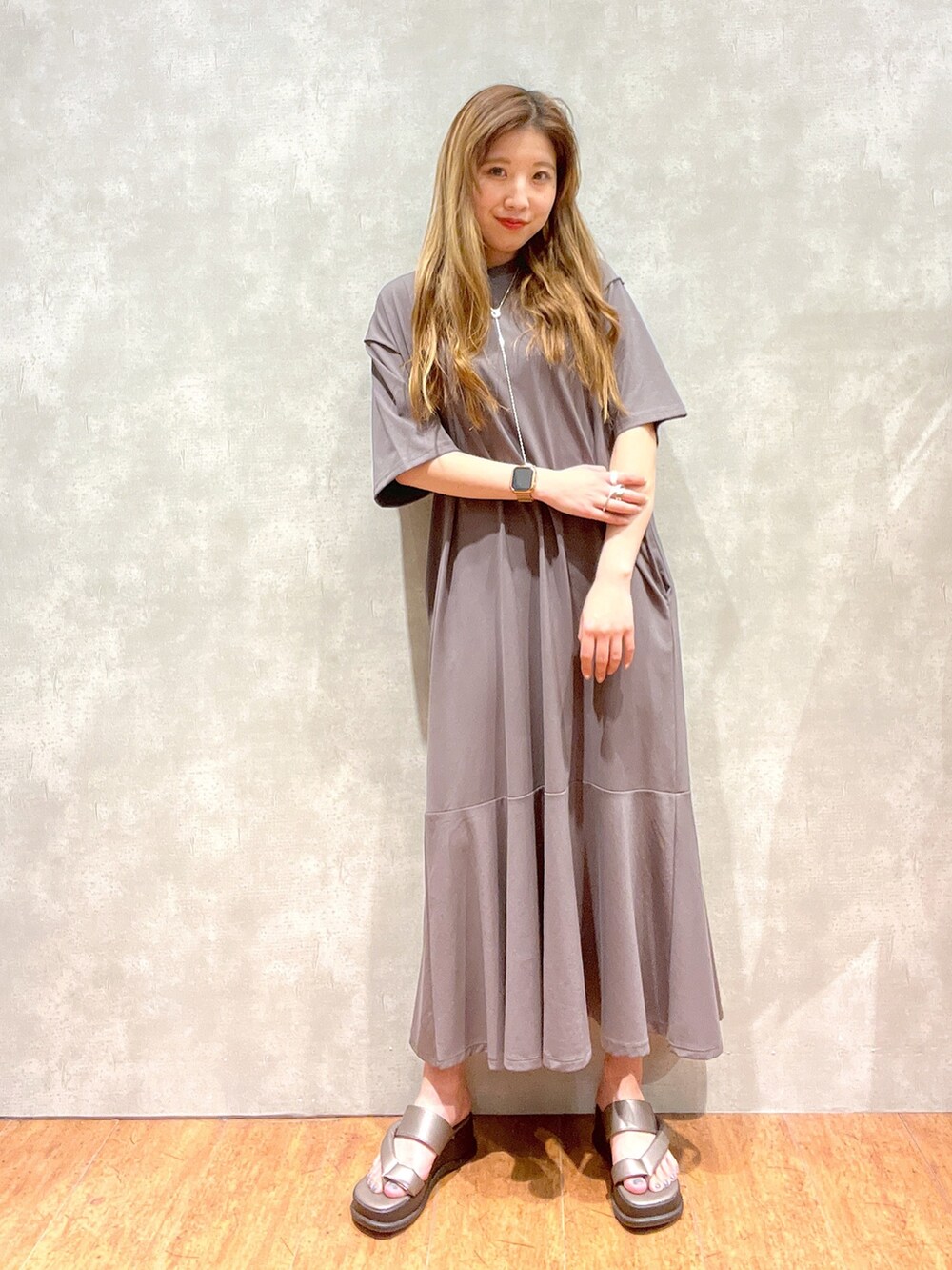 グレー系のワンピース、その他のサンダル、シルバー系のアクセサリーを着用したレディースの夏コーディネートの2枚目の写真