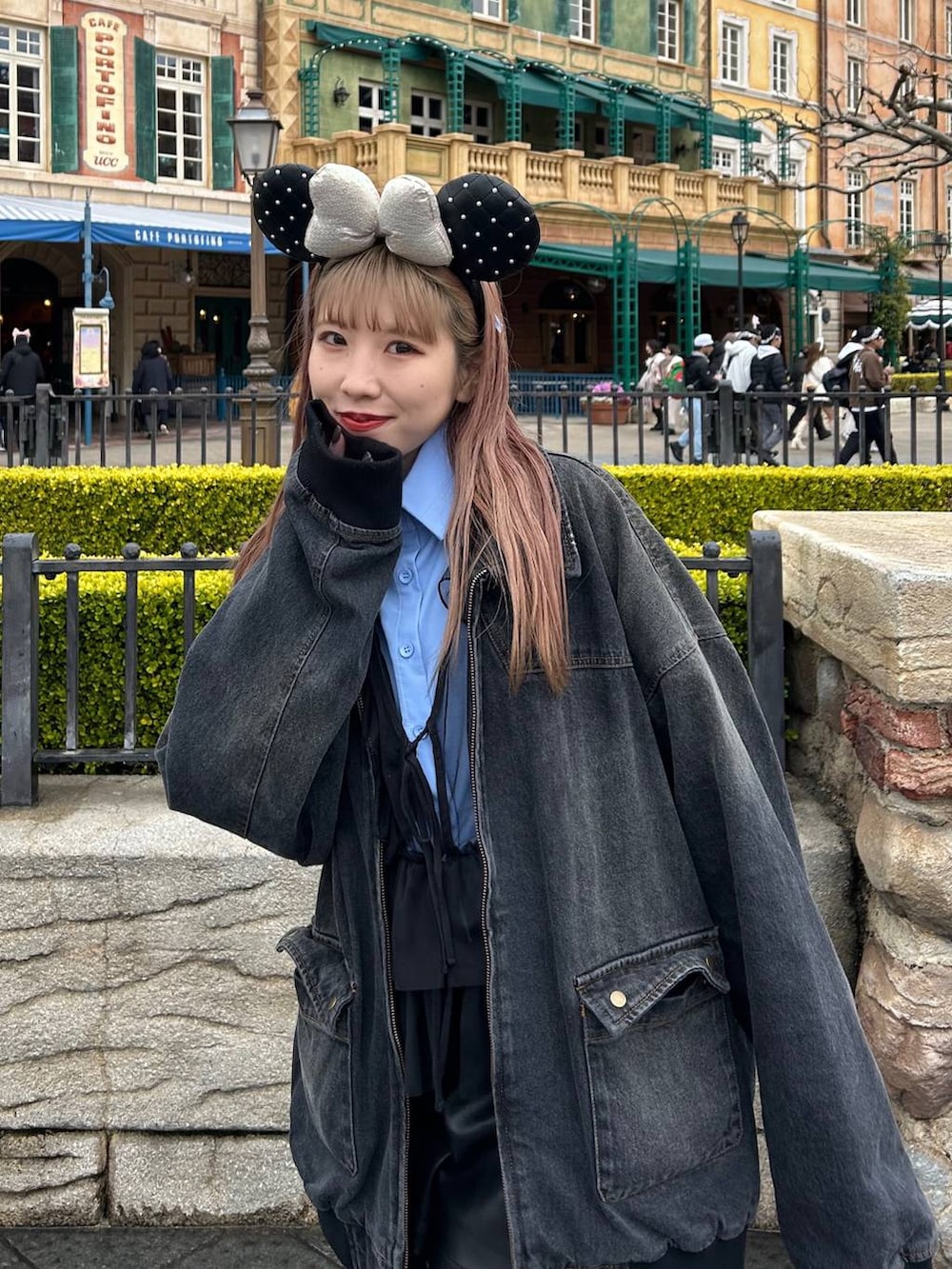 ブラック系のベスト、ブラック系のデニムジャケット、ブラック系のブーツを着用したレディースの冬コーディネートの2枚目の写真