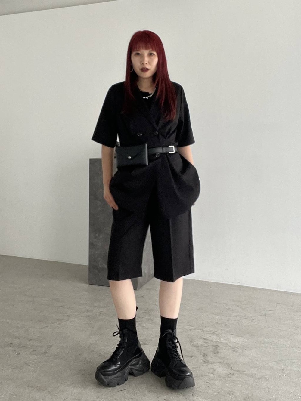 ブラック系のブーツ、ブラック系のその他パンツ、ブラック系のテーラードジャケットを着用したレディースの春コーディネートの3枚目の写真