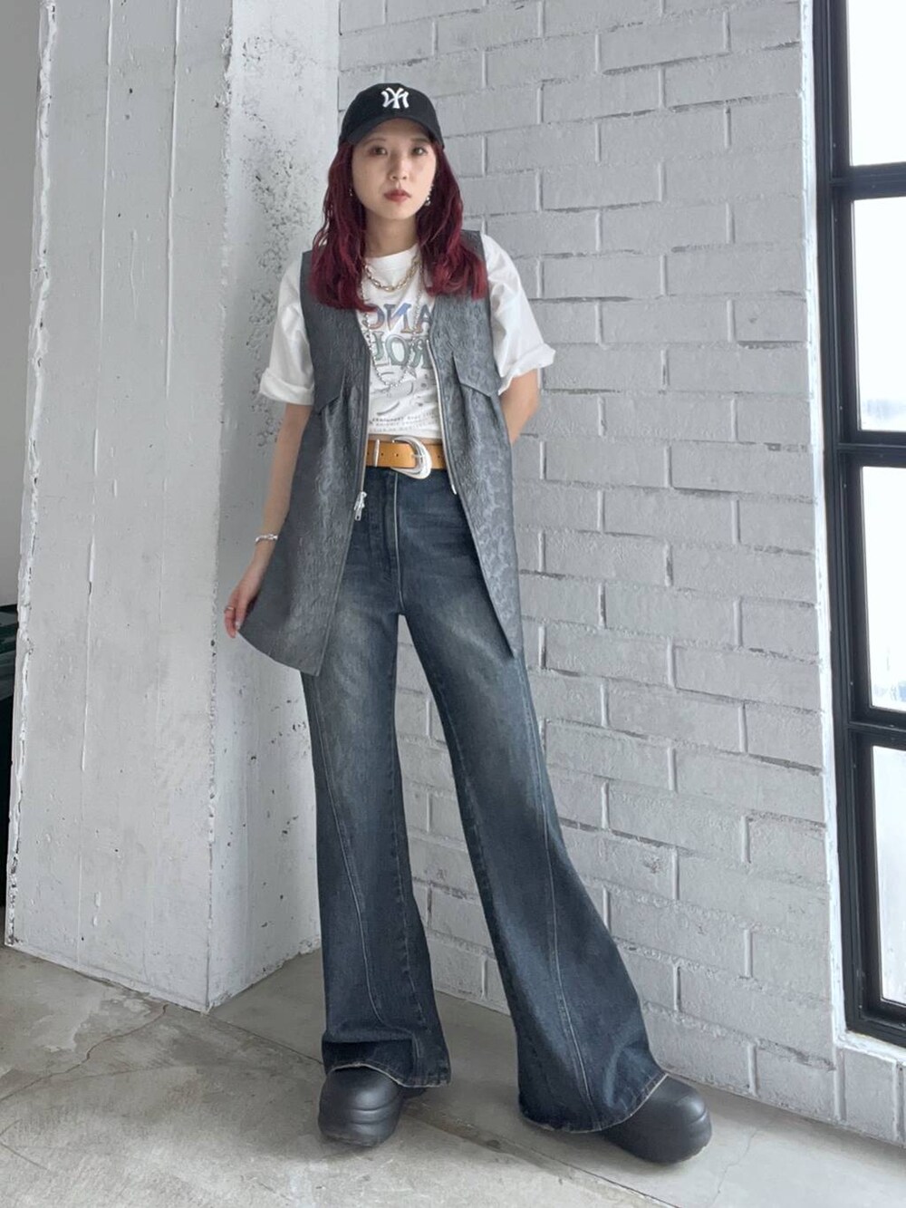 ホワイト系のTシャツ/カットソー、ブルー系のデニムパンツ、グレー系のベストを着用したレディースの夏コーディネートの2枚目の写真