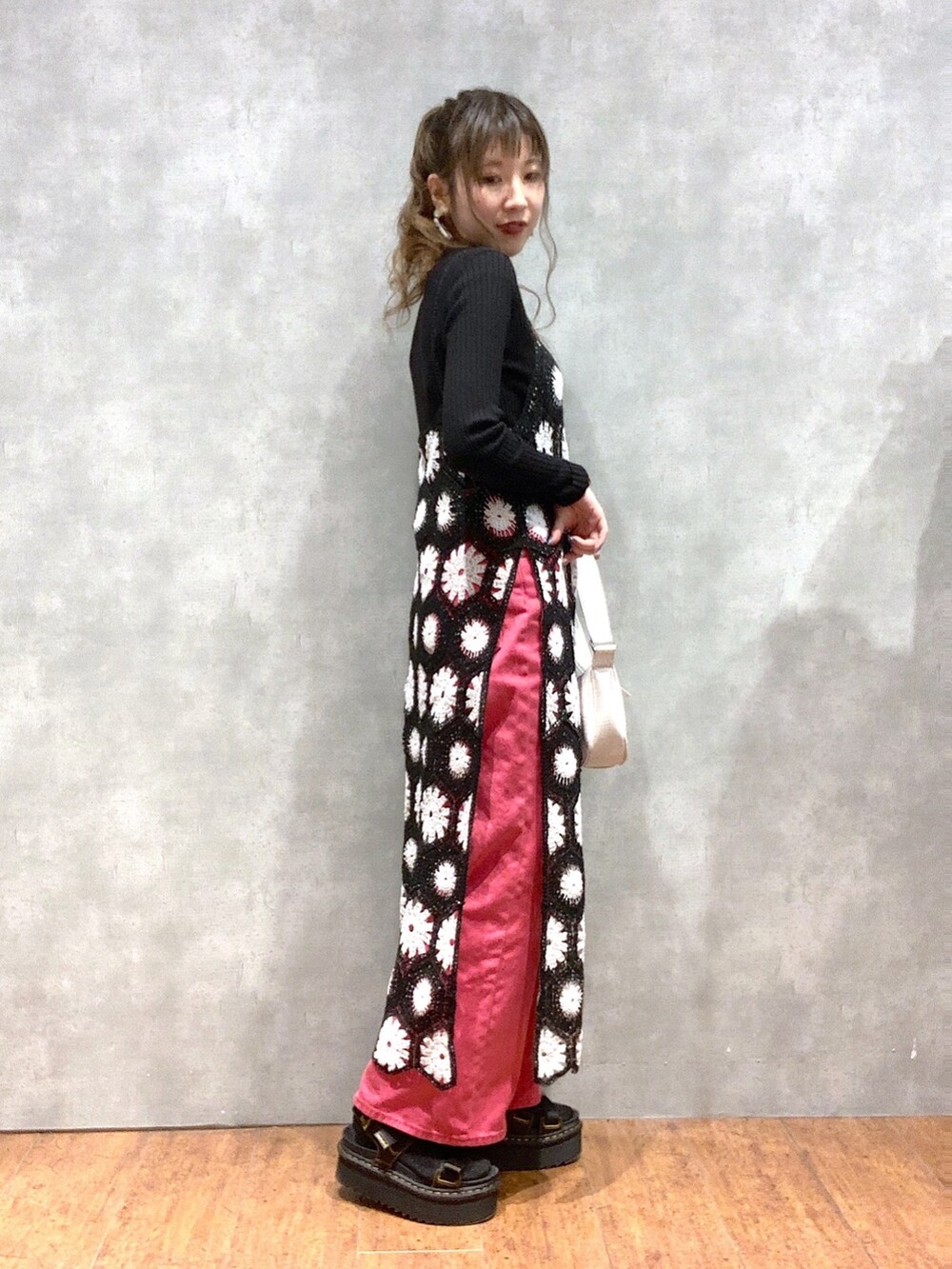 ホワイト系のショルダーバッグ、ブラック系のその他シューズ、ピンク系のデニムパンツを着用したレディースの春コーディネートの4枚目の写真