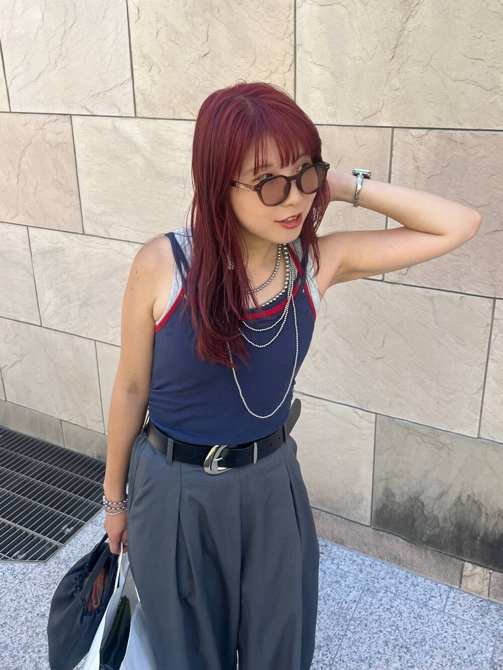 グレー系のその他パンツ、ブラック系のベルトを着用したレディースの秋コーディネートの4枚目の写真
