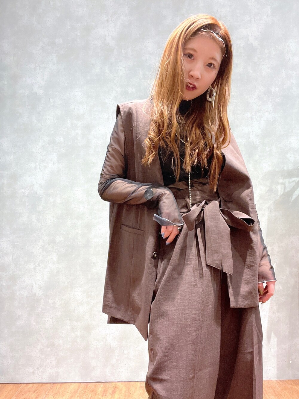 ブラック系のサンダル、ブラック系のその他トップス、ブラック系のTシャツ/カットソーを着用したレディースの春コーディネートの5枚目の写真