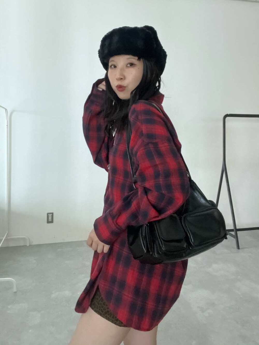 ブラック系のショルダーバッグ、その他のスカート、ブラック系のブーツを着用したレディースの秋コーディネートの3枚目の写真