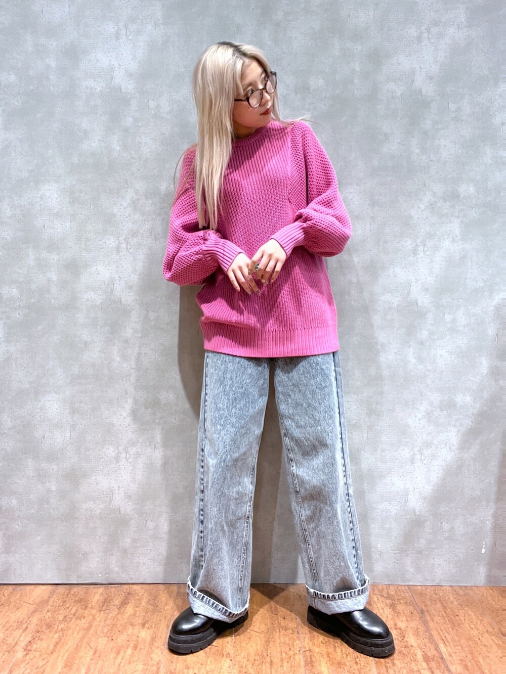 ピンク系のニット/セーター、ブルー系のデニムパンツ、シルバー系のアクセサリーを着用したレディースの冬コーディネートの3枚目の写真