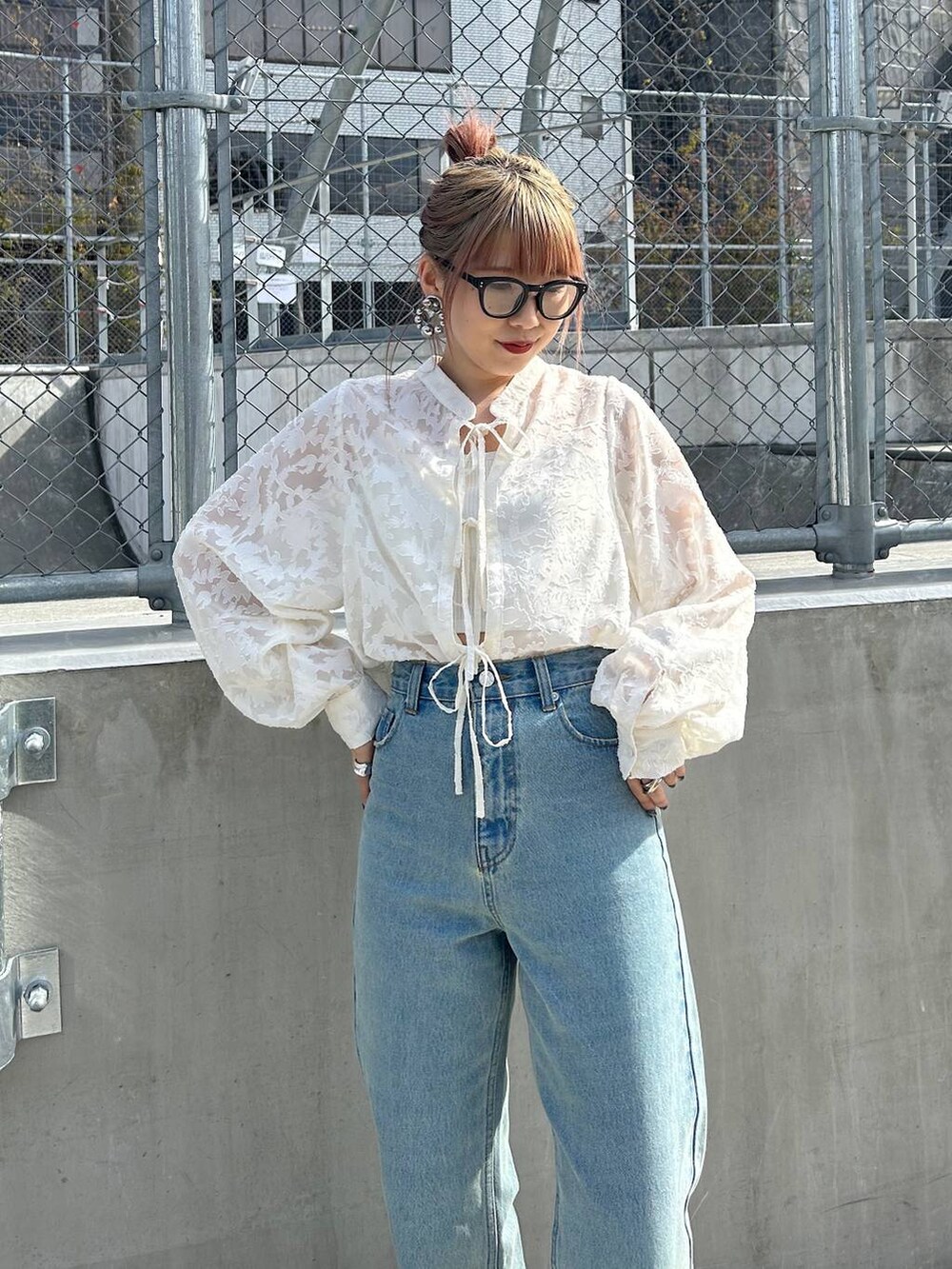 ホワイト系のシャツ/ブラウス、ブルー系のデニムパンツ、ホワイト系のキャミソールを着用したレディースの春コーディネートの3枚目の写真