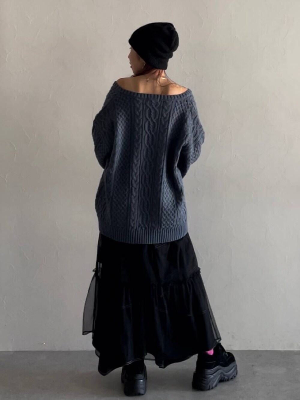 ブラック系のキャミソール、ブラック系のデニムパンツ、ブルー系のニット/セーターを着用したレディースの秋コーディネートの5枚目の写真