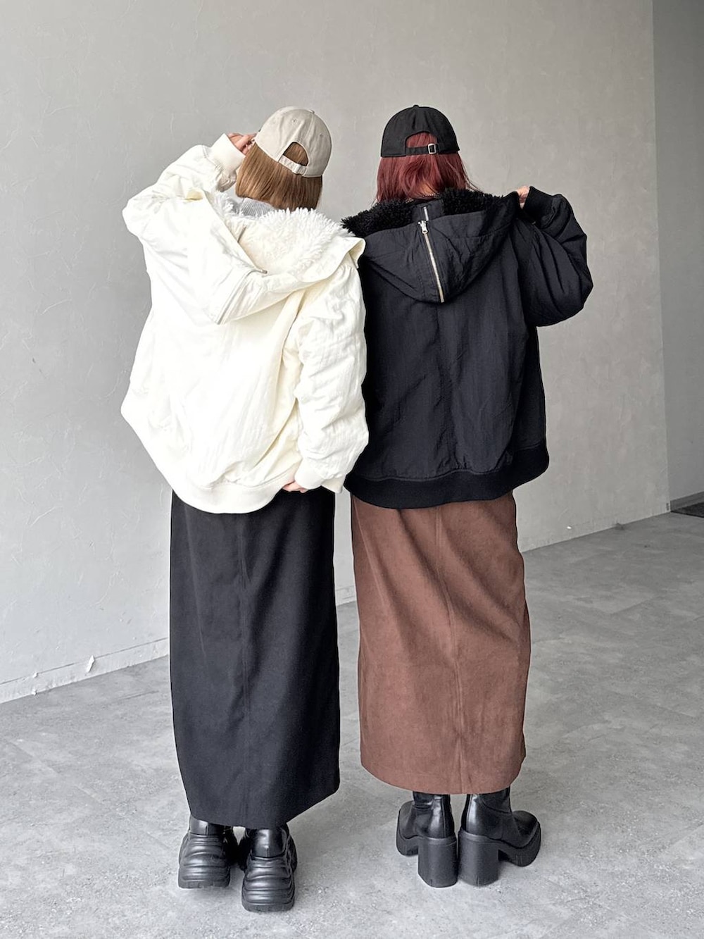 ブラック系のブーツ、ブラック系のブルゾン、ブラック系のニット/セーターを着用したレディースの冬コーディネートの3枚目の写真