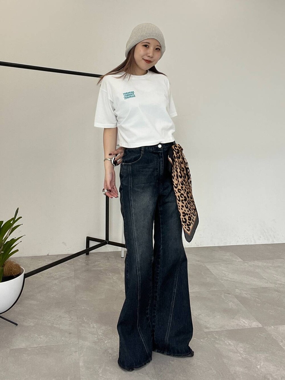 ホワイト系のTシャツ/カットソー、ベージュ系のニットキャップ/ビーニー、ブラウン系のバンダナ/スカーフを着用したレディースの春コーディネートの2枚目の写真