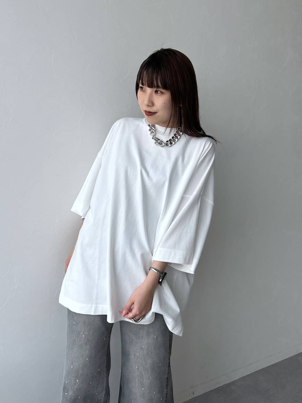 ホワイト系のTシャツ/カットソー、ブラック系のデニムパンツ、シルバー系のネックレスを着用したレディースの夏コーディネートの2枚目の写真