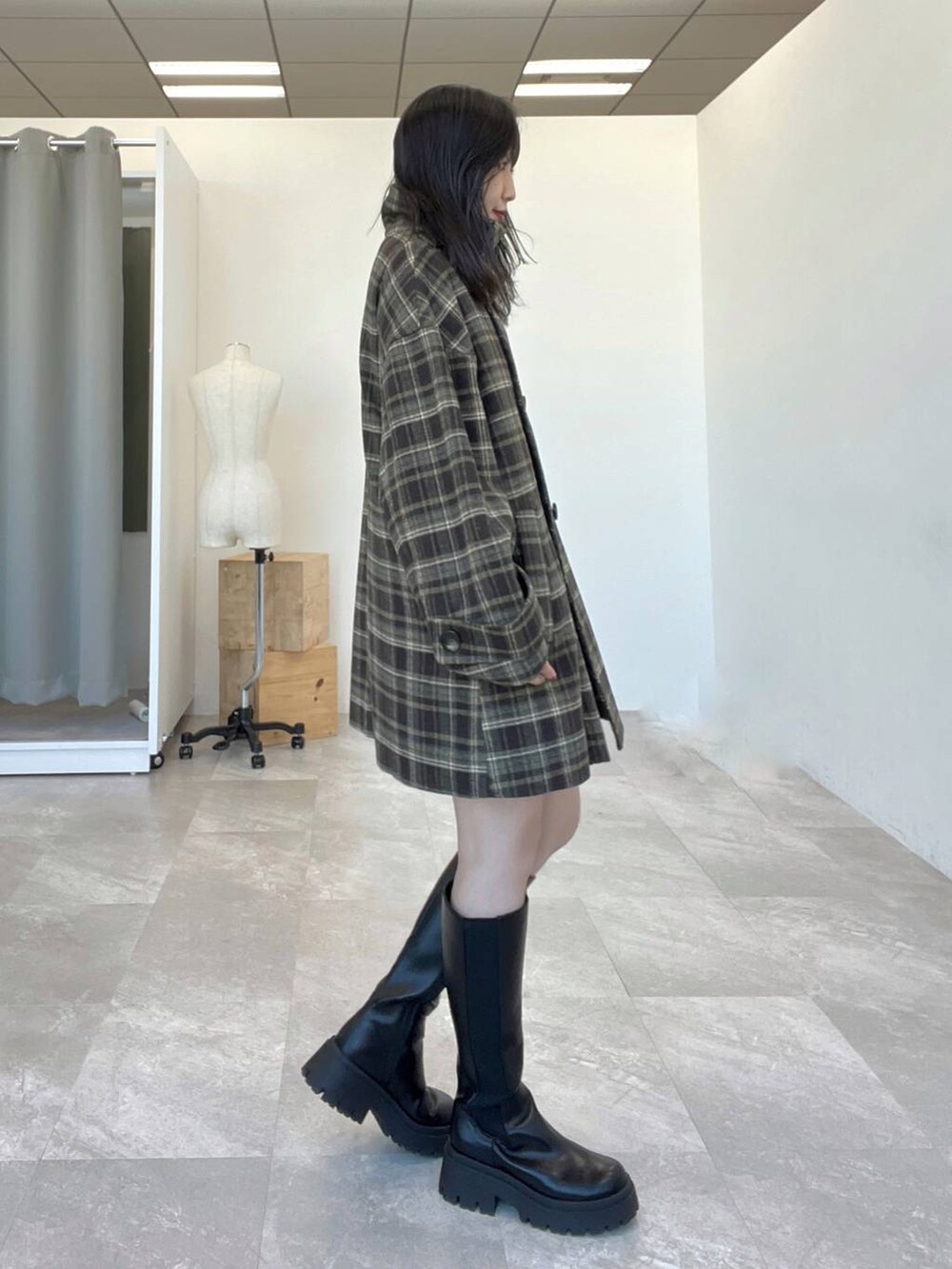 ブラック系のブーツを着用したレディースの冬コーディネートの2枚目の写真