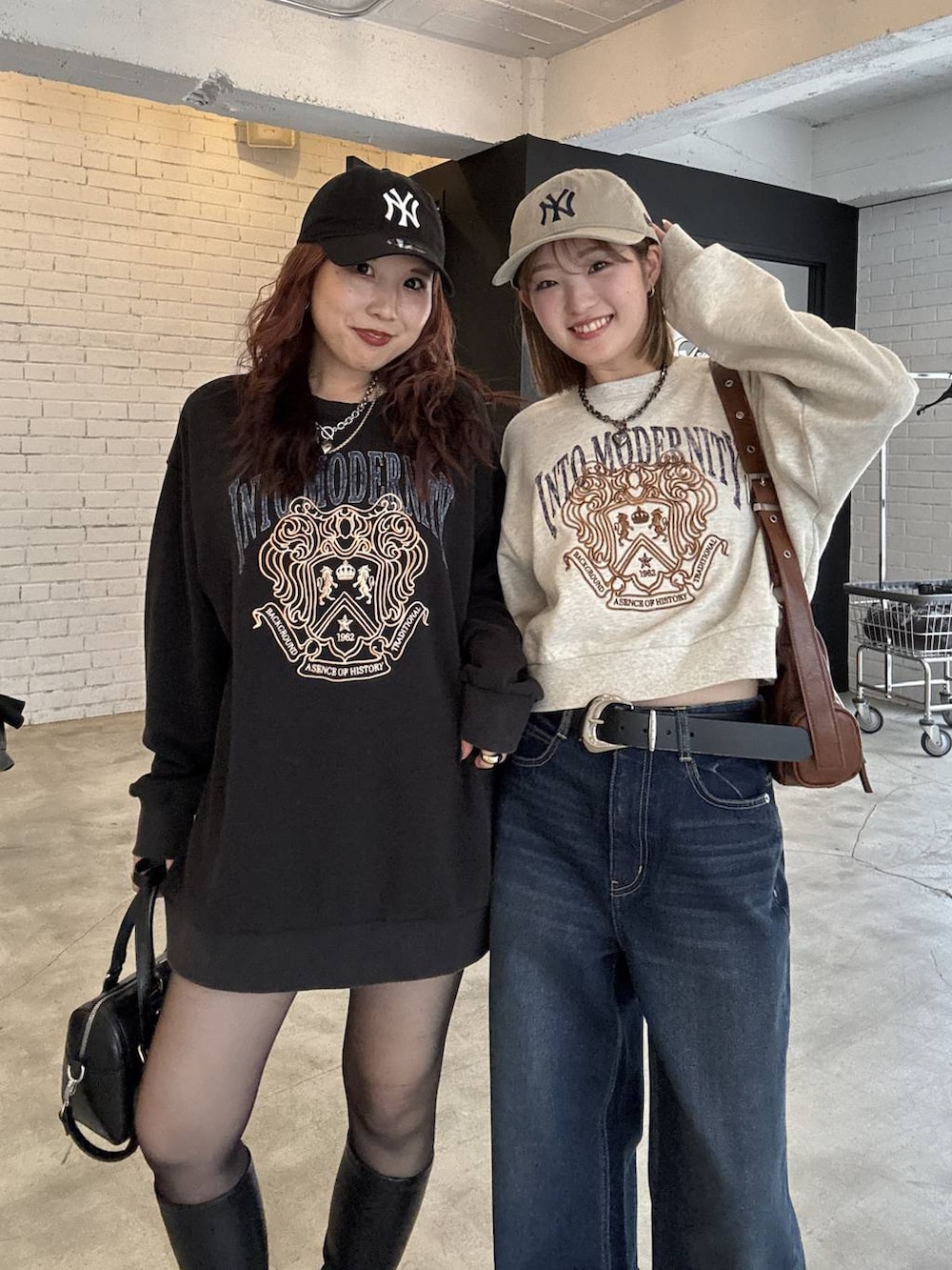 ブラック系のブーツ、グレー系のスウェット、ブラック系のボストンバッグを着用したレディースの冬コーディネートの5枚目の写真