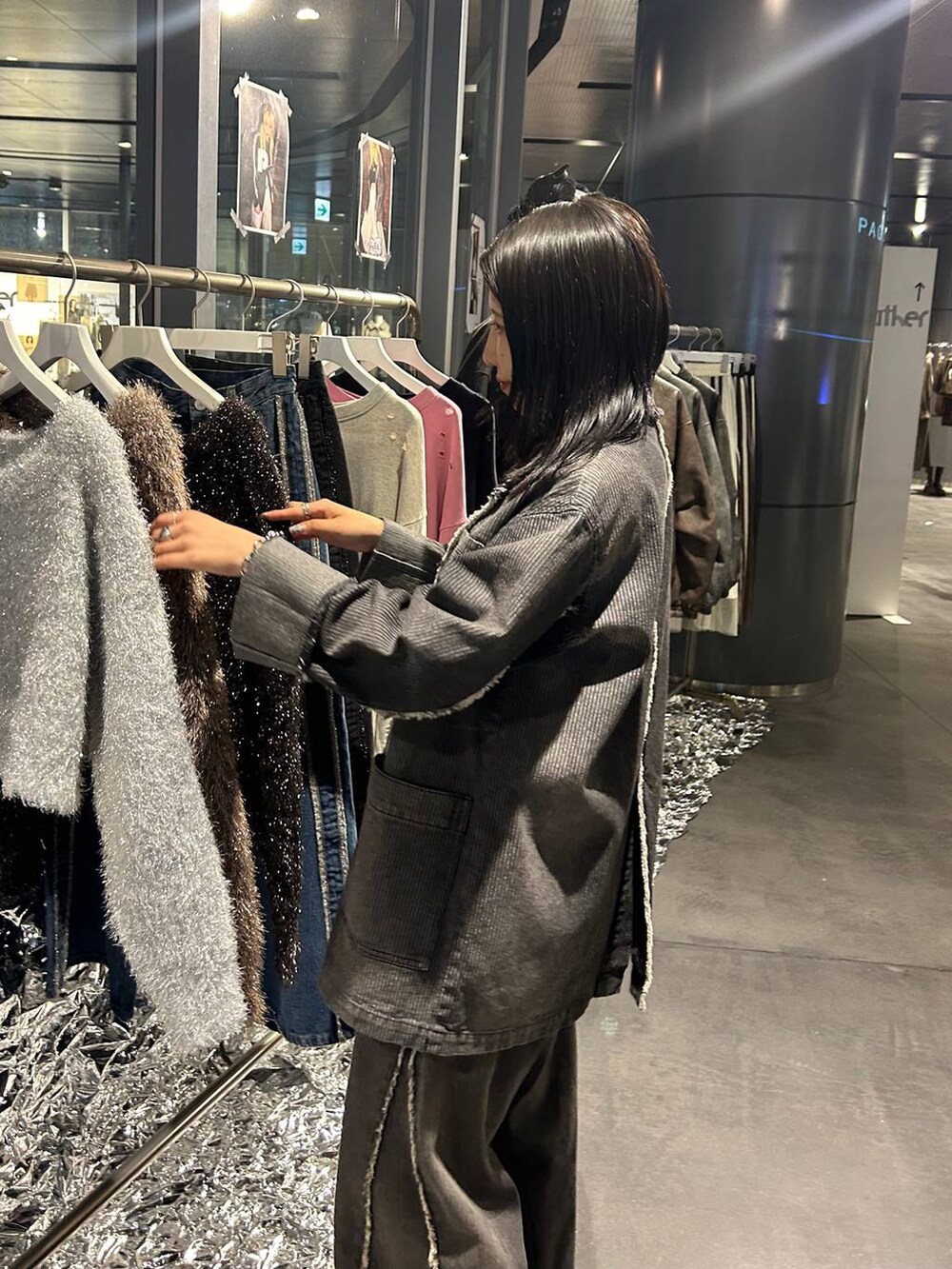 ブラック系のデニムパンツ、ブラック系のテーラードジャケット、ブラック系のベルトを着用したレディースの夏コーディネートの2枚目の写真