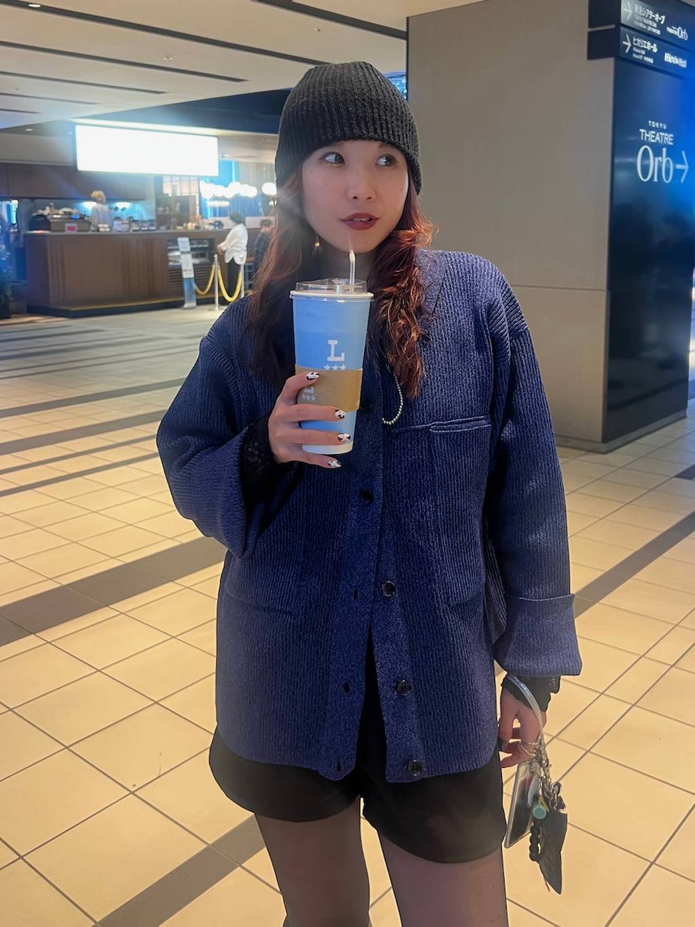 ブルー系のブルゾンを着用したレディースの秋コーディネートの2枚目の写真