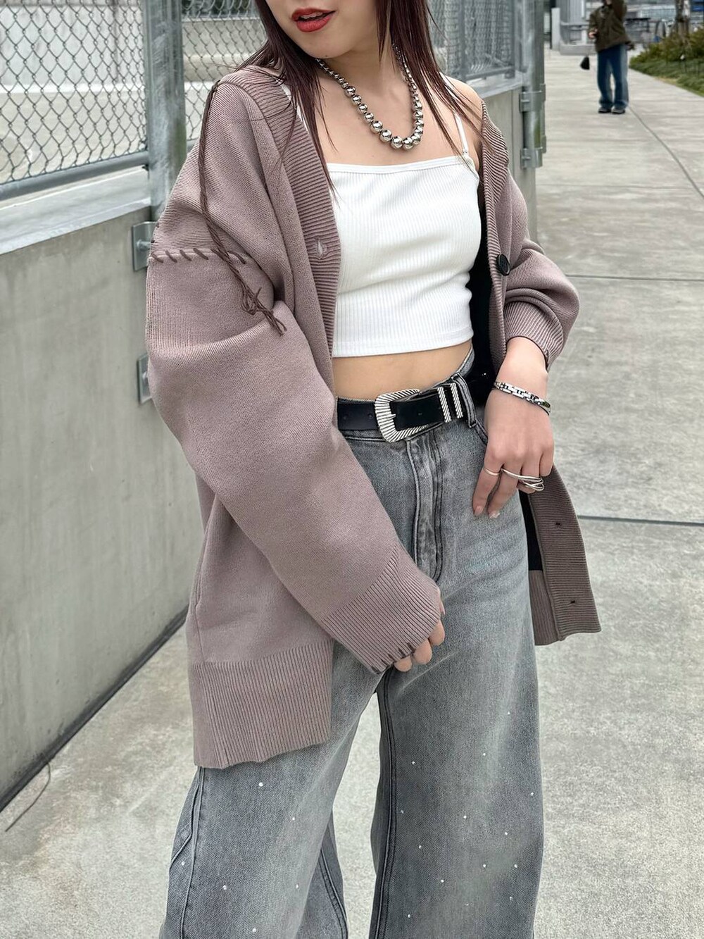 ホワイト系のキャミソール、ブラウン系のカーディガン/ボレロ、ブラック系のデニムパンツを着用したレディースの春コーディネートの4枚目の写真