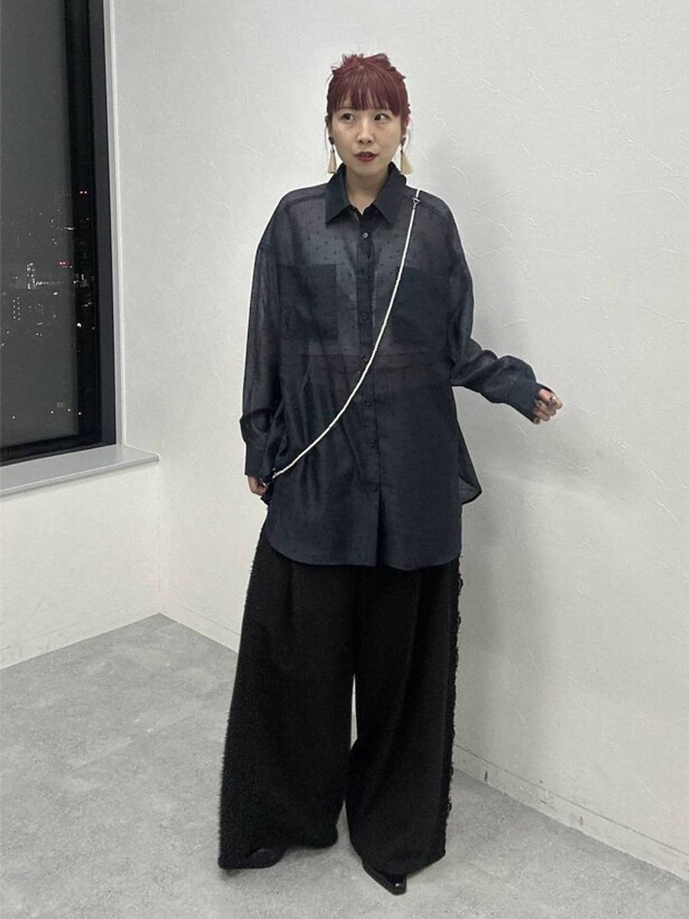 ブルー系のシャツ/ブラウス、ブラック系のスラックス、ブラック系のサンダルを着用したレディースの夏コーディネートの2枚目の写真