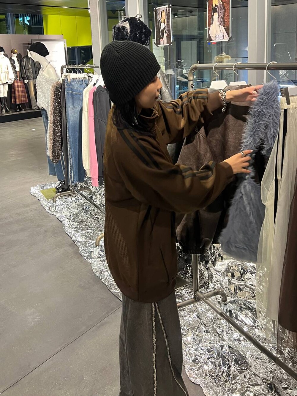 ブラック系のデニムパンツ、ブラウン系のジャージ、ブラック系のベルトを着用したレディースの夏コーディネートの2枚目の写真