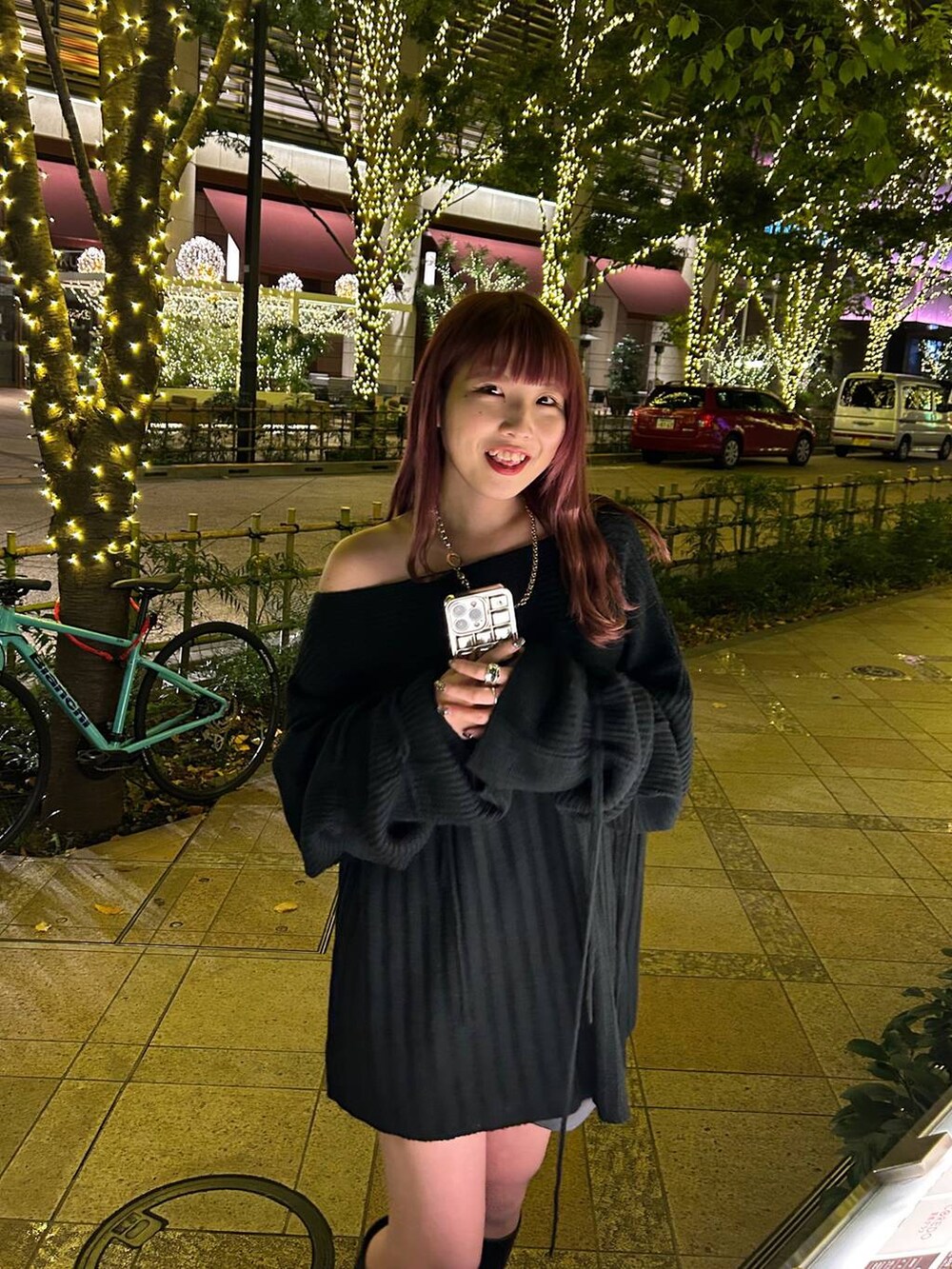 ブラック系のその他パンツ、ブラック系のブーツ、ブラック系のニット/セーターを着用したレディースの秋コーディネートの4枚目の写真