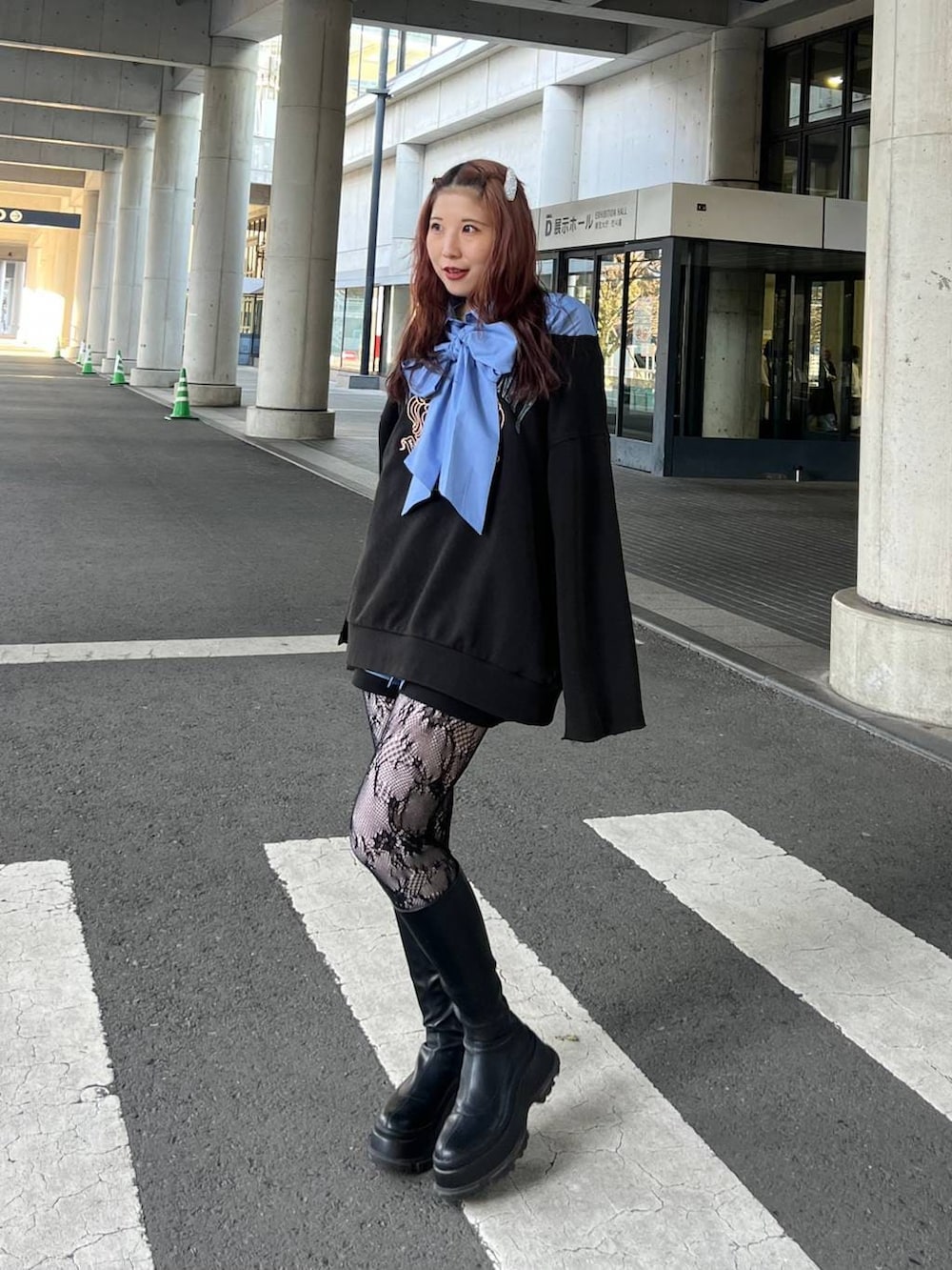 ブラック系のブーツ、グレー系のスウェットを着用したレディースの冬コーディネートの2枚目の写真