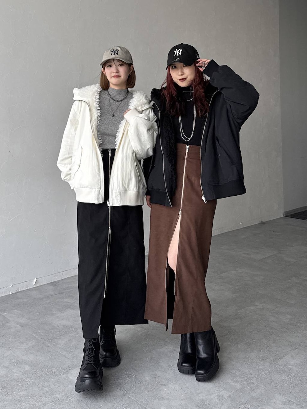 ブラック系のブーツ、ブラック系のブルゾン、ブラック系のニット/セーターを着用したレディースの冬コーディネートの2枚目の写真