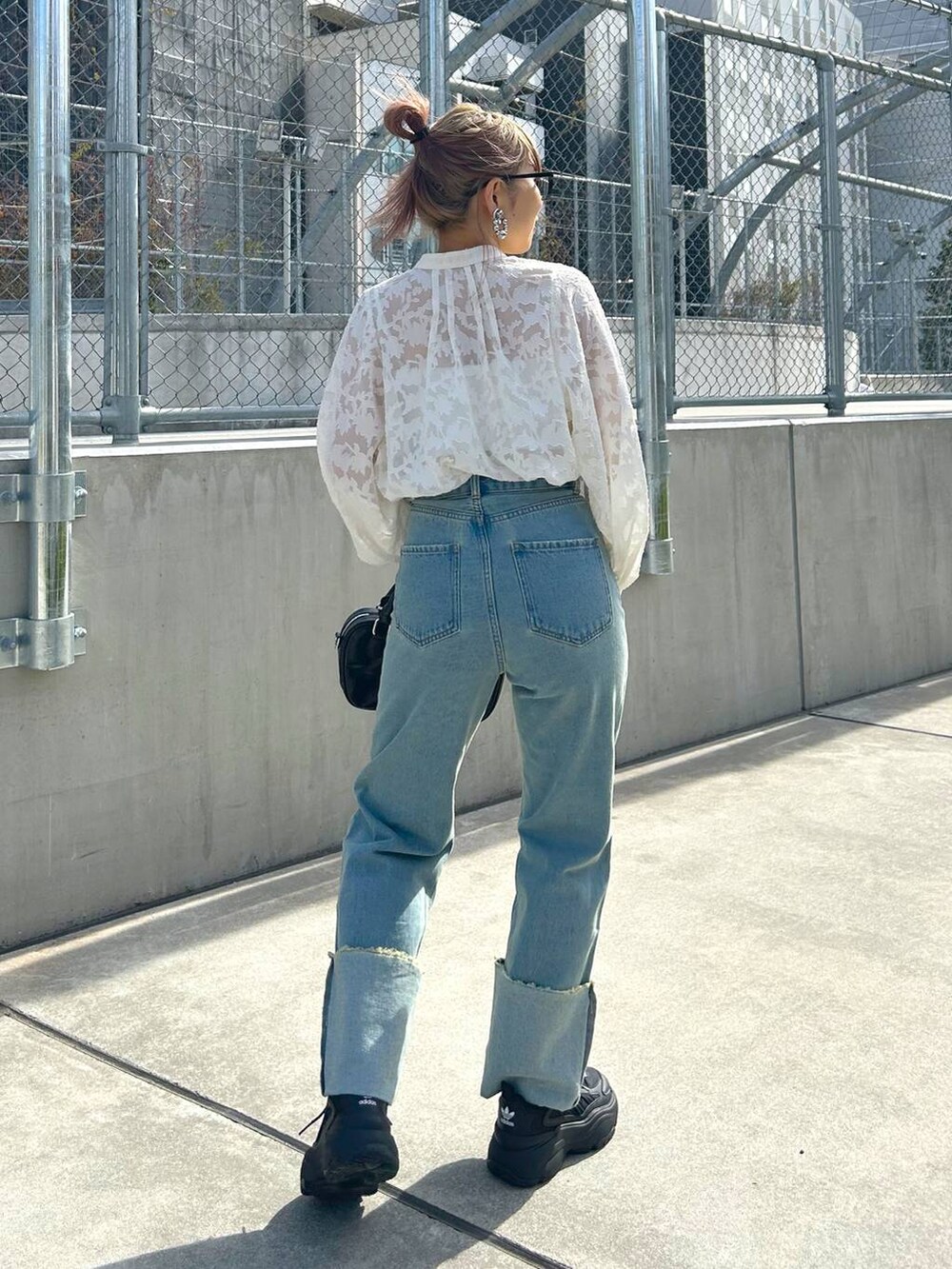 ホワイト系のシャツ/ブラウス、ブルー系のデニムパンツ、ホワイト系のキャミソールを着用したレディースの春コーディネートの2枚目の写真