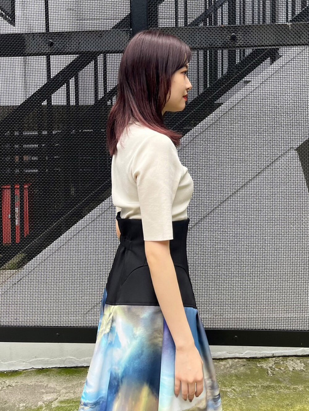 ホワイト系のニット/セーター、その他のスカートを着用したレディースの春コーディネートの8枚目の写真