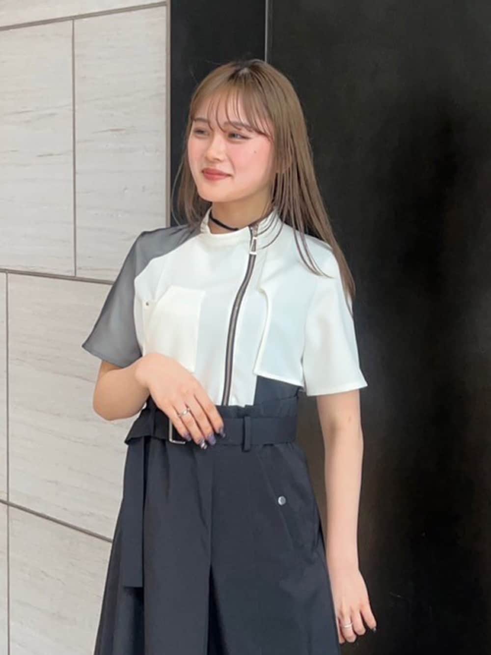 ホワイト系のワンピースを着用したレディースの春コーディネートの4枚目の写真