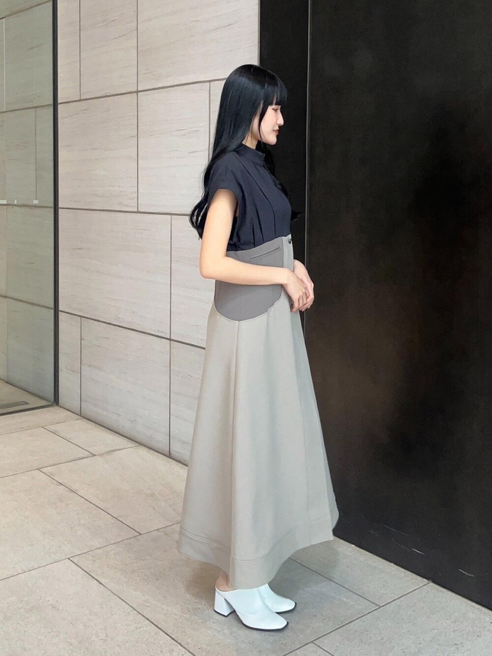 ブラック系のワンピースを着用したレディースの春コーディネートの4枚目の写真