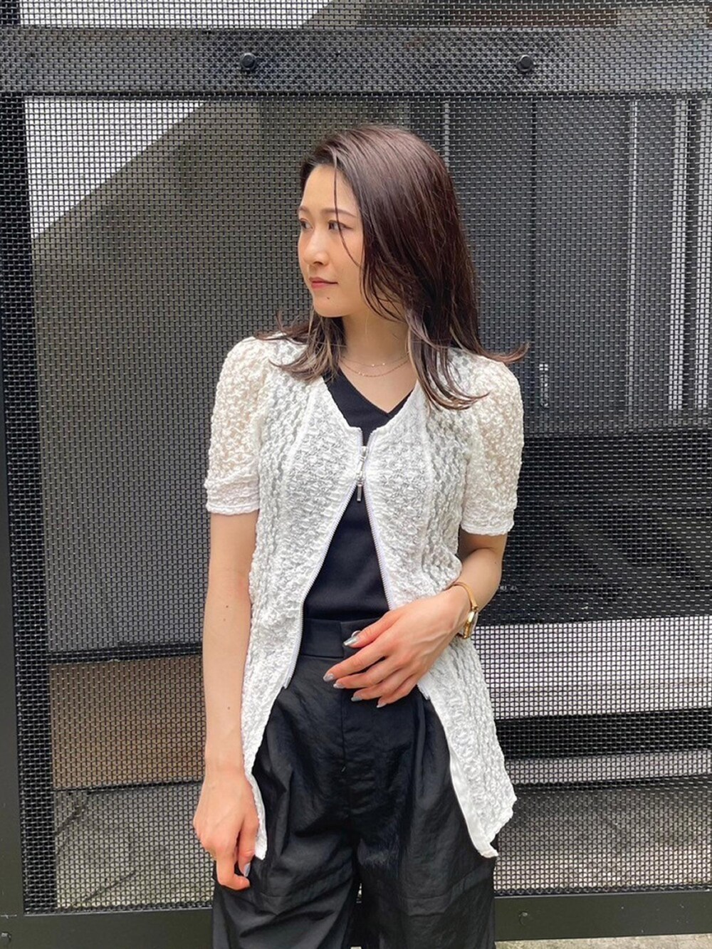 ホワイト系のTシャツ/カットソー、ブラック系のカーゴパンツを着用したレディースの春コーディネートの5枚目の写真