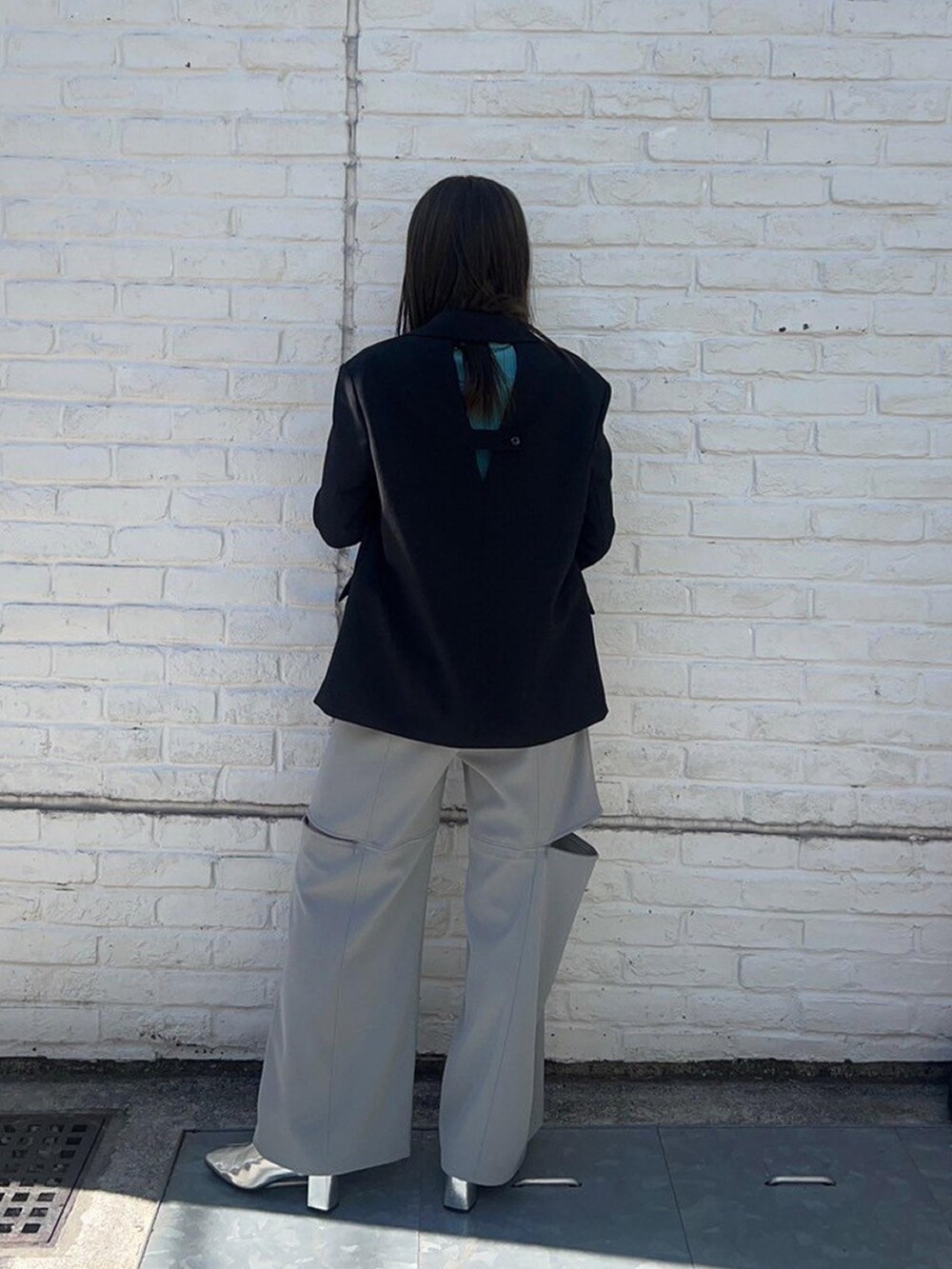 ブラック系のテーラードジャケットを着用したレディースの春コーディネートの3枚目の写真