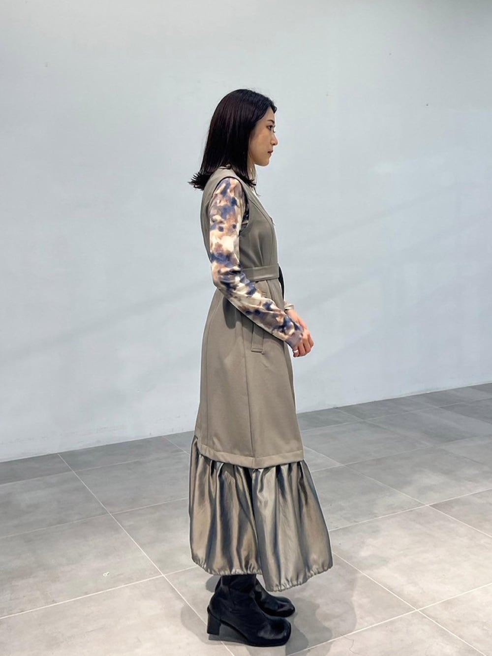 ベージュ系のTシャツ/カットソー、グリーン系のワンピースを着用したレディースの秋コーディネートの2枚目の写真