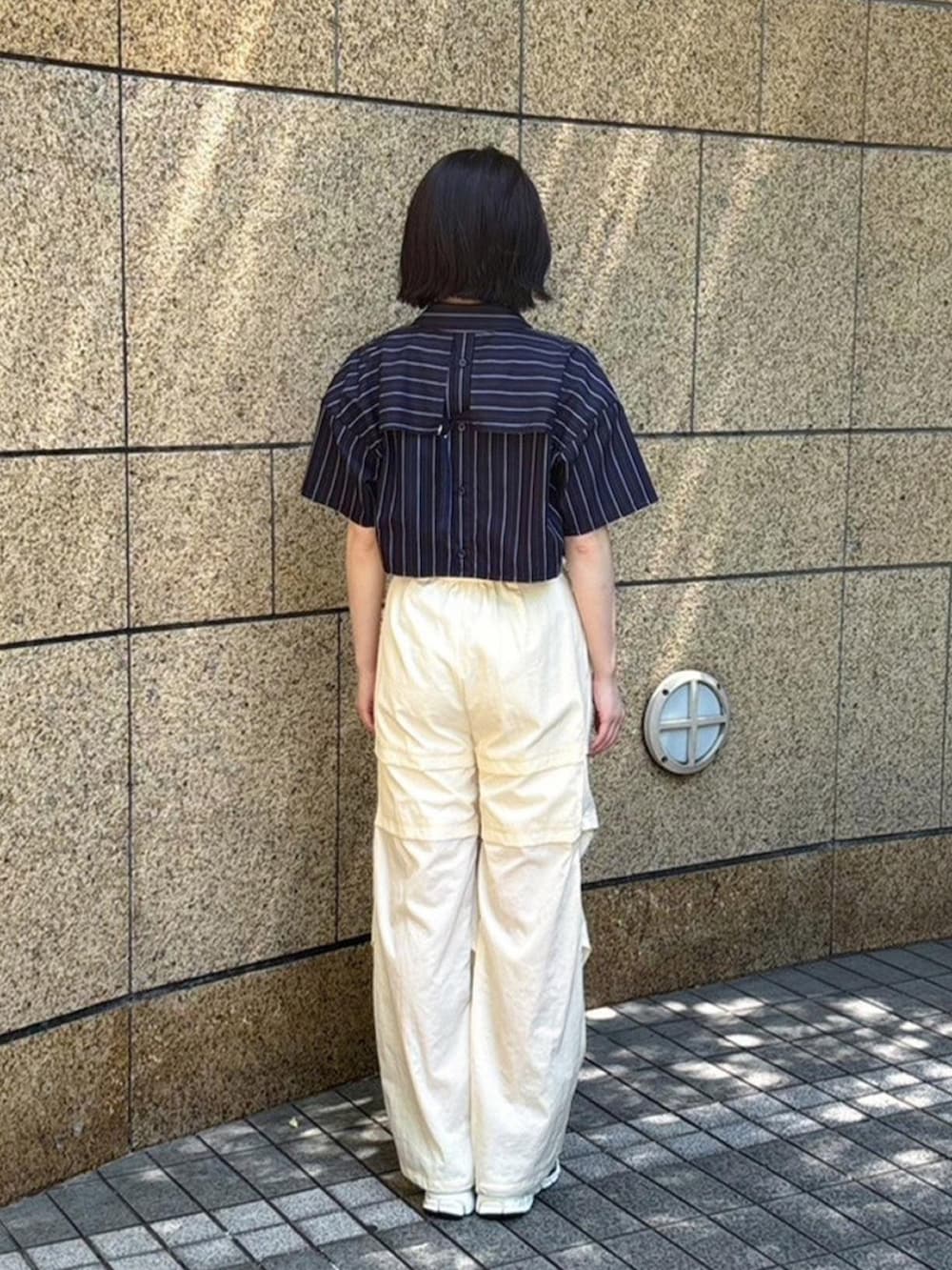 ブルー系のシャツ/ブラウス、ホワイト系のカーゴパンツを着用したレディースの春コーディネートの3枚目の写真