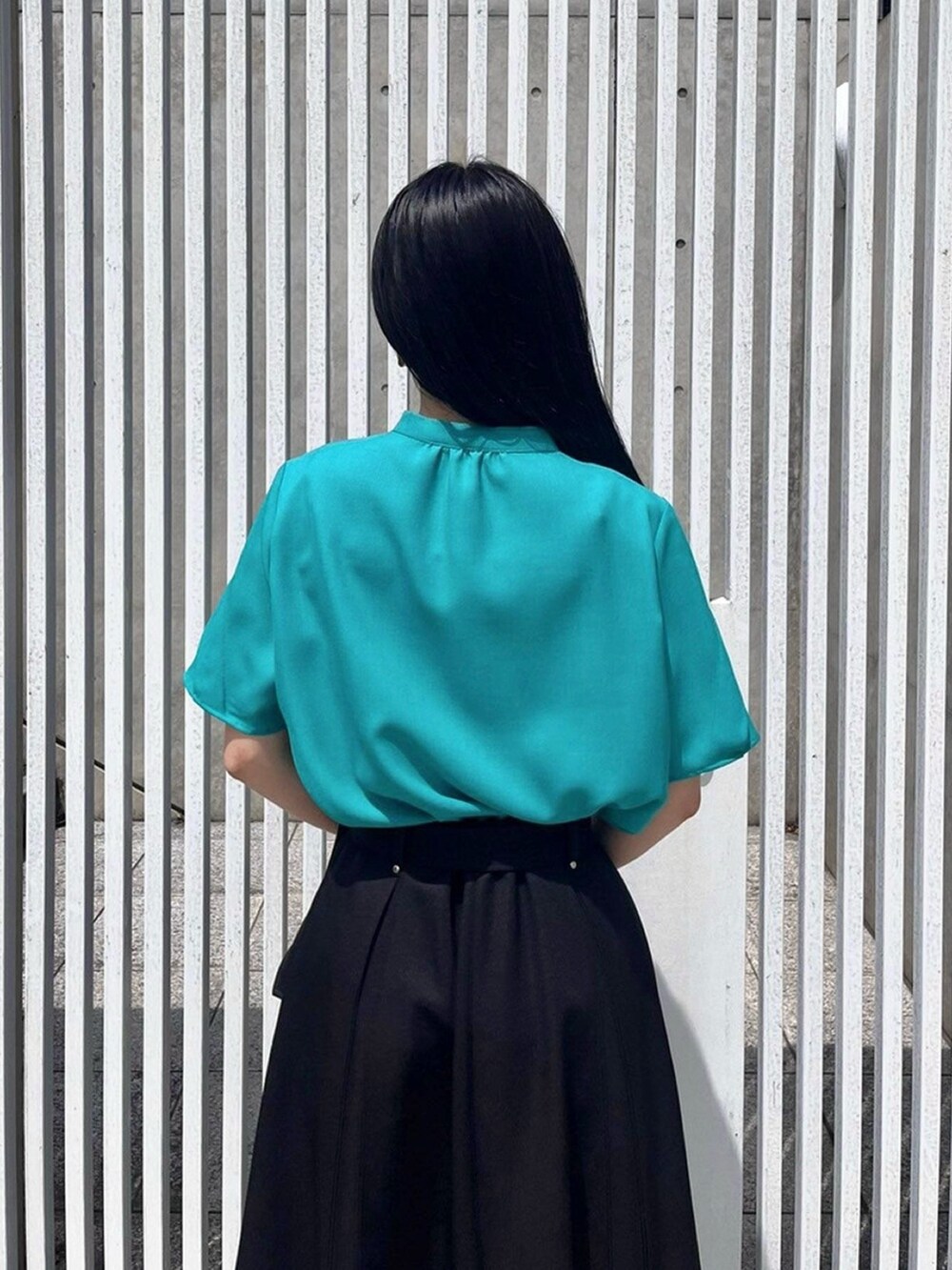 グリーン系のシャツ/ブラウス、ブラック系のスカートを着用したレディースの春コーディネートの6枚目の写真