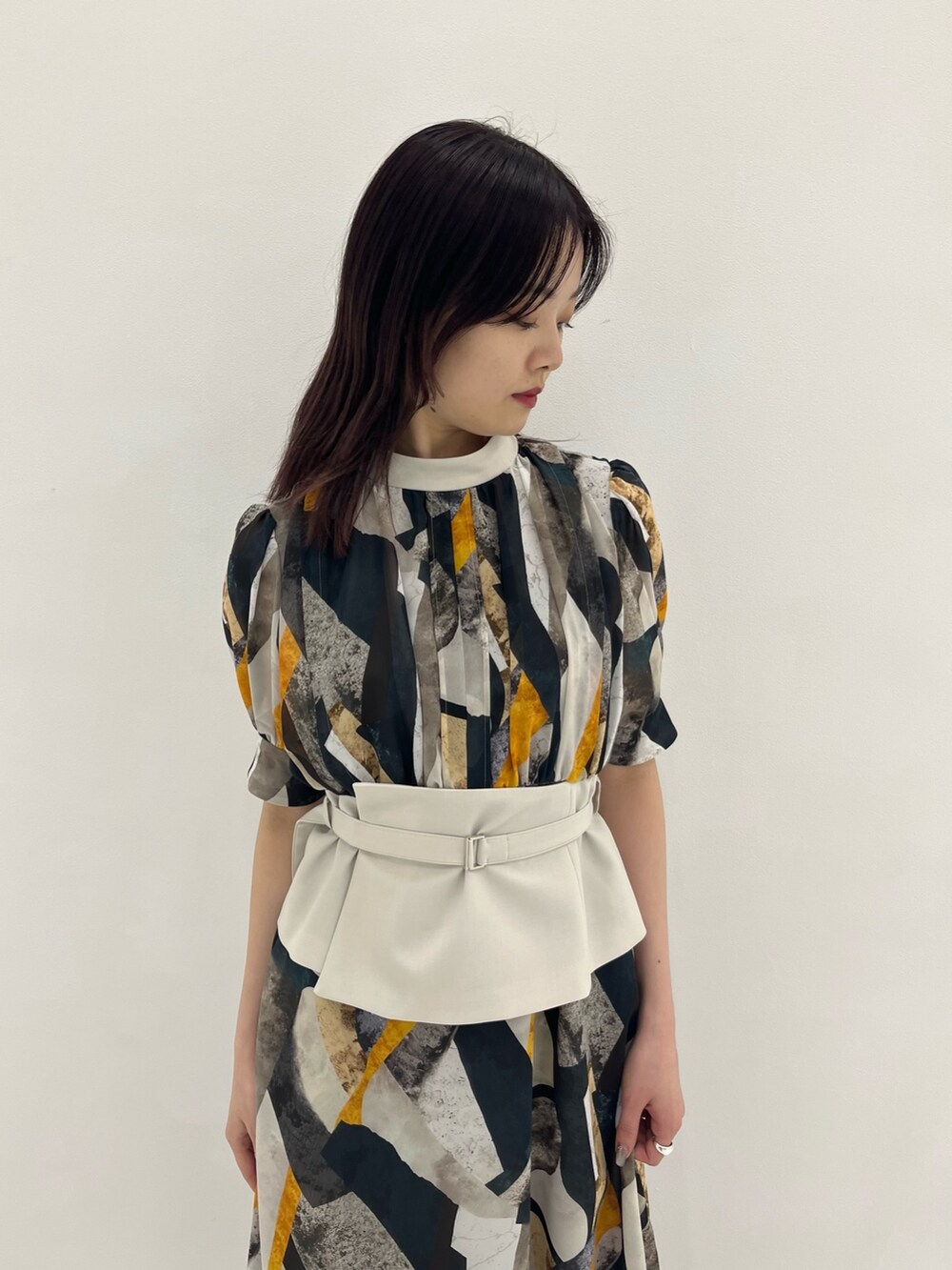 イエロー系のワンピースを着用したレディースの春コーディネートの5枚目の写真