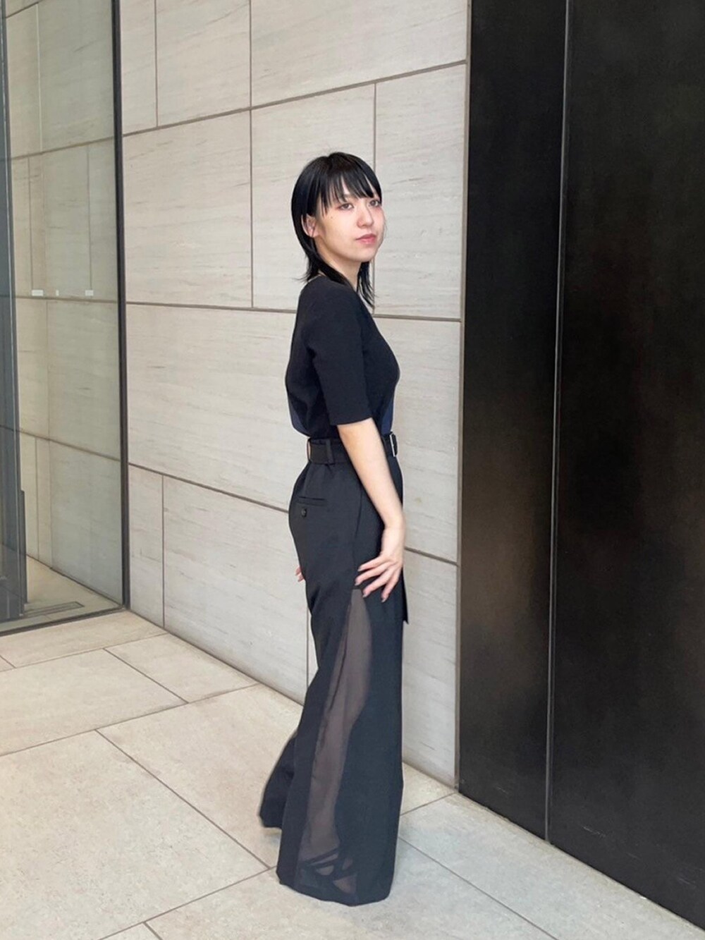 ブラック系のその他パンツを着用したレディースの春コーディネートの4枚目の写真