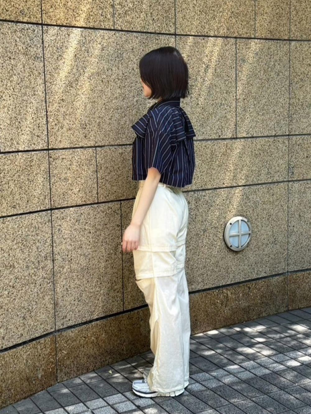 ブルー系のシャツ/ブラウス、ホワイト系のカーゴパンツを着用したレディースの春コーディネートの2枚目の写真