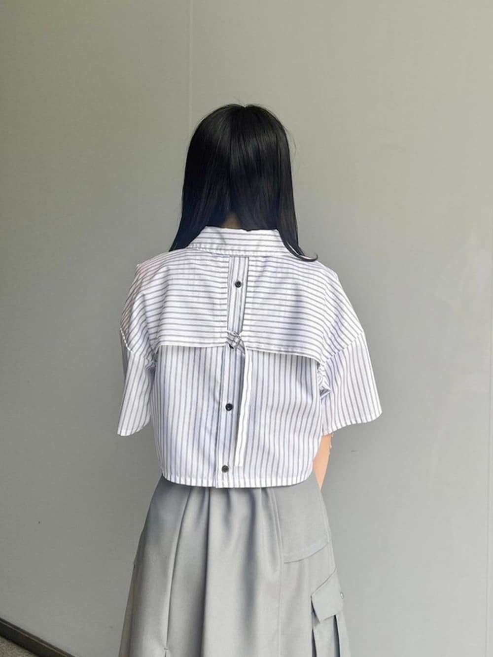 ブラック系のタンクトップ、その他のシャツ/ブラウスを着用したレディースの春コーディネートの6枚目の写真