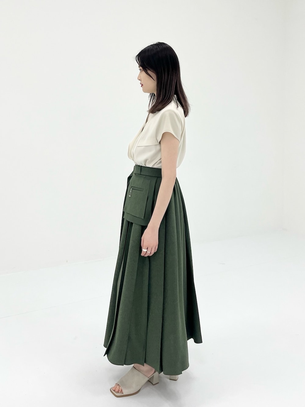 ベージュ系のシャツ/ブラウス、グリーン系のスカートを着用したレディースの夏コーディネートの2枚目の写真