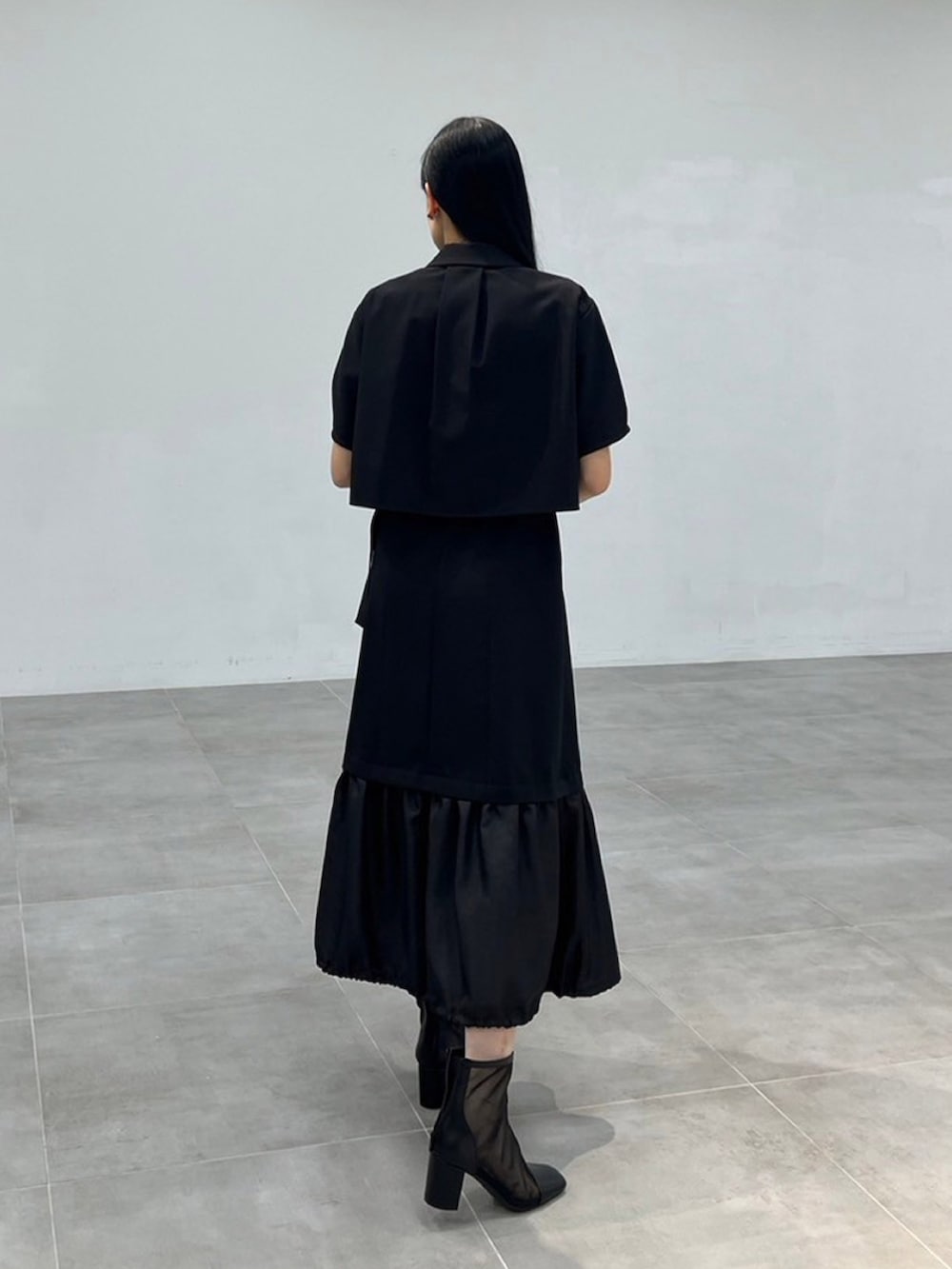 ブラック系のワンピースを着用したレディースの秋コーディネートの3枚目の写真