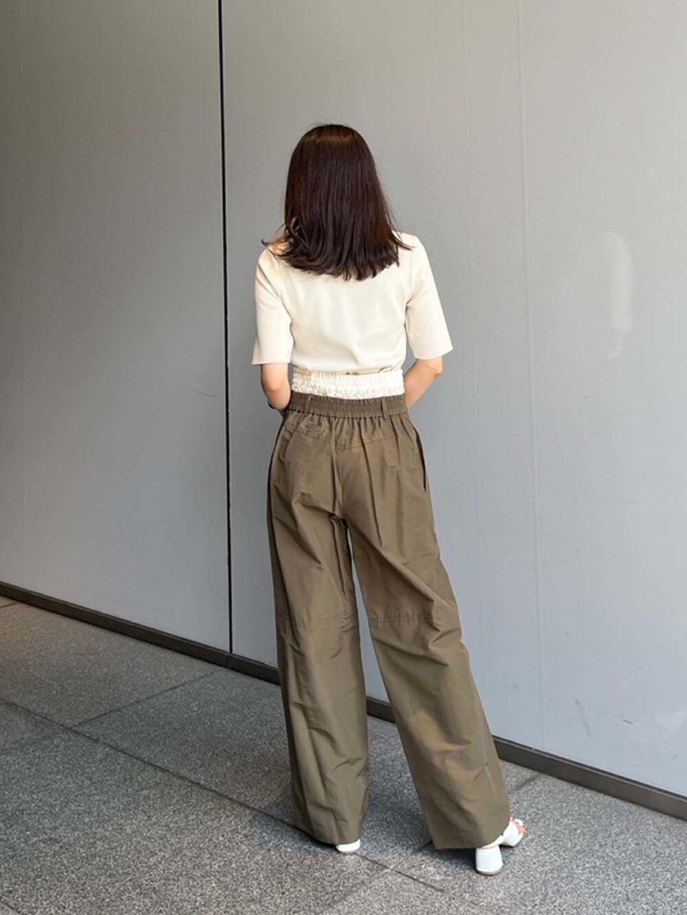 ホワイト系のニット/セーター、グリーン系のその他パンツを着用したレディースの夏コーディネートの3枚目の写真