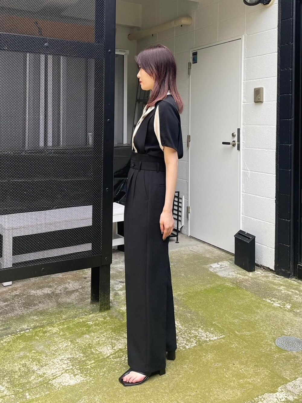 ベージュ系のシャツ/ブラウス、ブラック系のスラックスを着用したレディースの春コーディネートの3枚目の写真