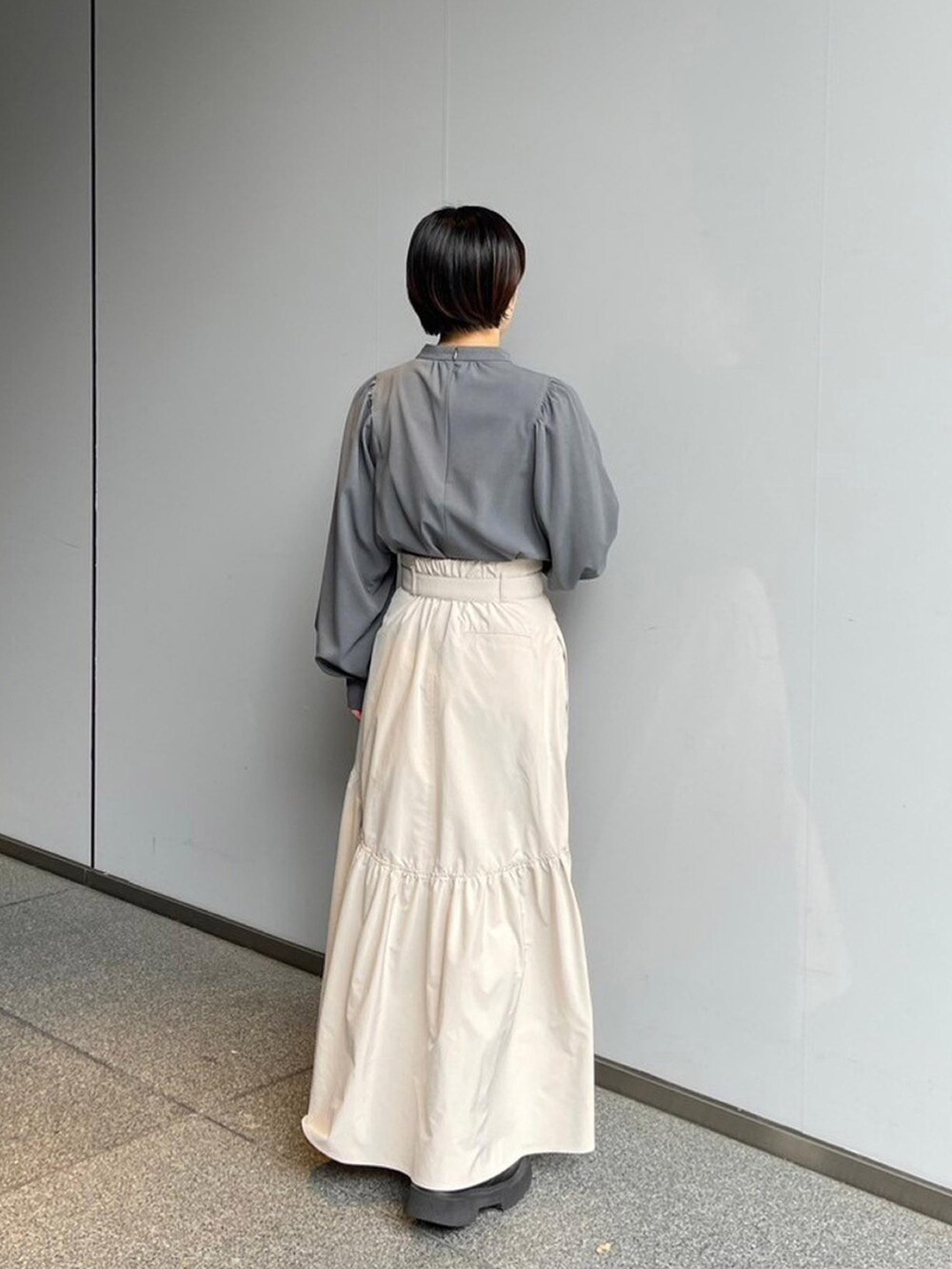 グレー系のシャツ/ブラウス、ベージュ系のスカートを着用したレディースの秋コーディネートの3枚目の写真