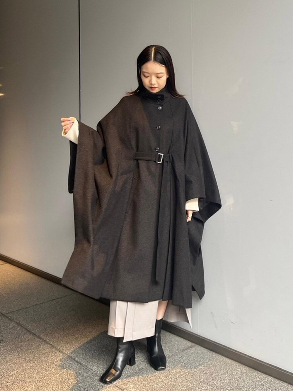 「UNITED TOKYOのロングケープコート（ポンチョ、グレー系）」を使った、UNITED TOKYO STAFFさん（レディース・163cm）の秋コーディネートの3枚目の写真