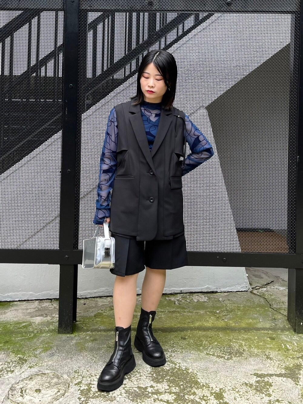 ブラック系のベスト、ブルー系のTシャツ/カットソー、ブラック系のその他パンツを着用したレディースの春コーディネートの2枚目の写真